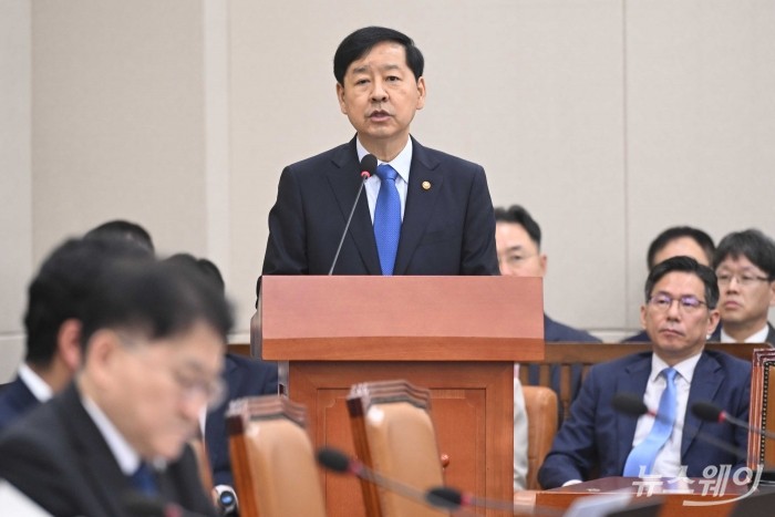 구윤철 경제부총리 겸 기획재정부 장관이 13일 오전 서울 여의도 국회 기획재정위원회에서 열린 기획재정부(경제·재정정책)에 대한 2025년도 국정감사에서 업무보고를 하고 있다. 사진=강민석 기자 kms@newsway.co.kr