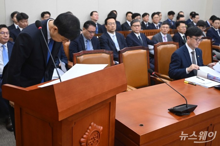 구윤철 경제부총리 겸 기획재정부 장관이 13일 오전 서울 여의도 국회 기획재정위원회에서 열린 기획재정부(경제·재정정책)에 대한 2025년도 국정감사에서 업무보고를 하기 앞서 허리를 숙여 인사하고 있다. 사진=강민석 기자 kms@newsway.co.kr