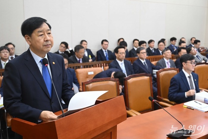 구윤철 경제부총리 겸 기획재정부 장관이 13일 오전 서울 여의도 국회 기획재정위원회에서 열린 기획재정부(경제·재정정책)에 대한 2025년도 국정감사에서 업무보고를 하고 있다. 사진=강민석 기자 kms@newsway.co.kr