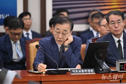 턱 괴고 국감 자료 살피는 김윤덕 국토부 장관