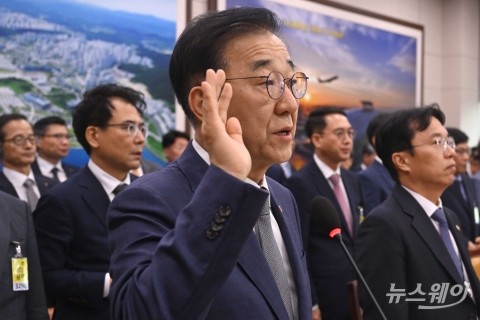 국감 선서하는 김윤덕 국토부 장관