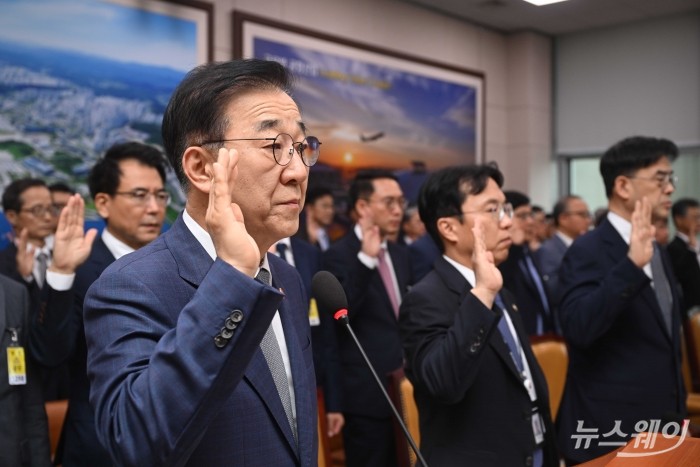 김윤덕 국토교통부 장관이 13일 오전 서울 여의도 국회 국토교통위원회에서 열린 국토교통부·행정중심복합도시건설청·새만금개발청에 대한 2025년도 국정감사에서 증인선서를 하고 있다. 사진=강민석 기자 kms@newsway.co.kr