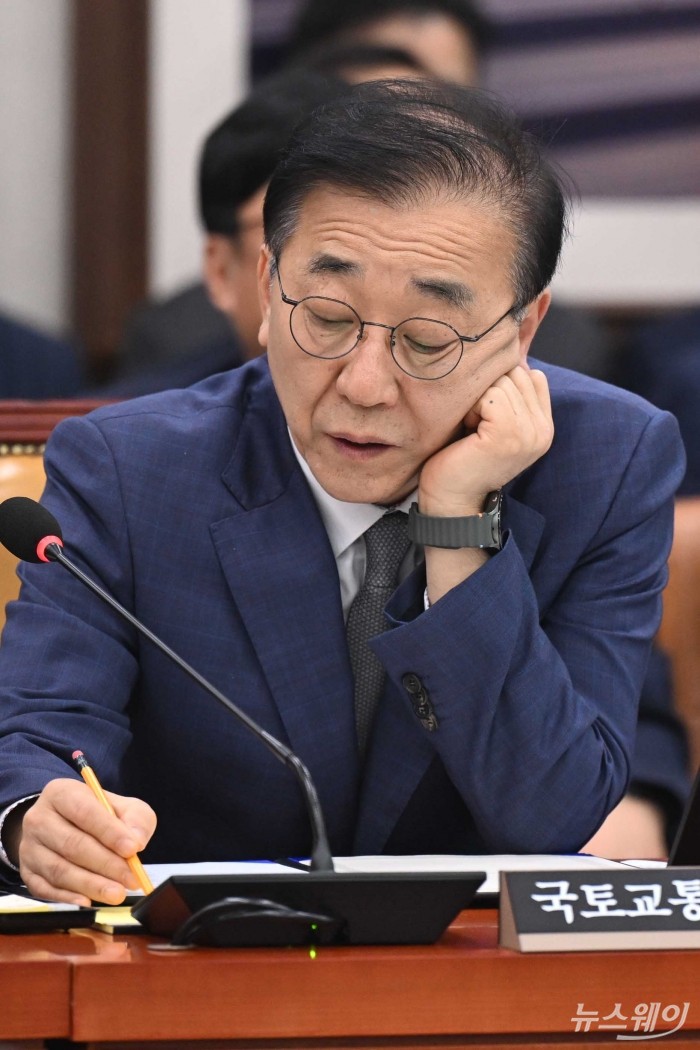 김윤덕 국토교통부 장관이 13일 오전 서울 여의도 국회 국토교통위원회에서 열린 국토교통부·행정중심복합도시건설청·새만금개발청에 대한 2025년도 국정감사에서 턱을 괴고 자료를 살펴보고 있다. 사진=강민석 기자 kms@newsway.co.kr
