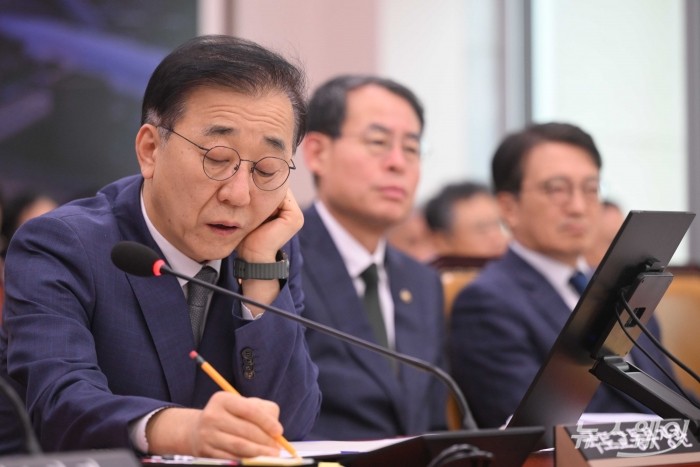김윤덕 국토교통부 장관이 13일 오전 서울 여의도 국회 국토교통위원회에서 열린 국토교통부·행정중심복합도시건설청·새만금개발청에 대한 2025년도 국정감사에서 턱을 괴고 자료를 살펴보고 있다. 사진=강민석 기자 kms@newsway.co.kr