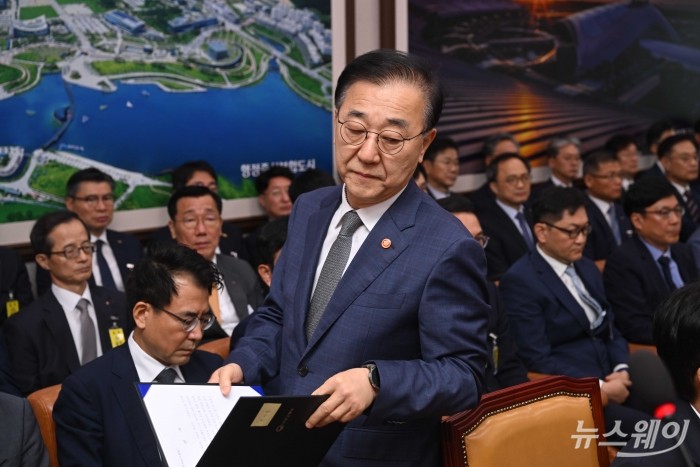 김윤덕 국토교통부 장관이 13일 오전 서울 여의도 국회 국토교통위원회에서 열린 국토교통부·행정중심복합도시건설청·새만금개발청에 대한 2025년도 국정감사에서 증인선서를 하기 위해 발언대로 이동하고 있다. 사진=강민석 기자 kms@newsway.co.kr