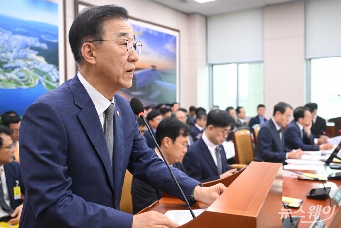 김윤덕 국토교통부 장관이 13일 오전 서울 여의도 국회 국토교통위원회에서 열린 국토교통부·행정중심복합도시건설청·새만금개발청에 대한 2025년도 국정감사에서 업무보고를 하고 있다. 사진=강민석 기자 kms@newsway.co.kr
