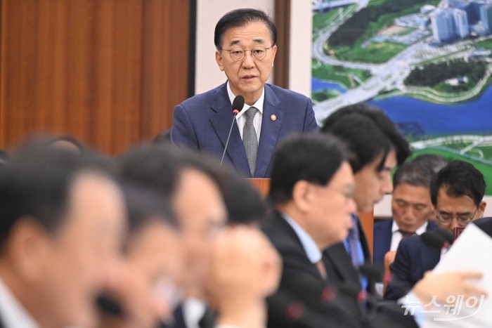 김윤덕 국토교통부 장관이 13일 오전 서울 여의도 국회 국토교통위원회에서 열린 국토교통부·행정중심복합도시건설청·새만금개발청에 대한 2025년도 국정감사에서 업무보고를 하고 있다. 사진=강민석 기자 kms@newsway.co.kr