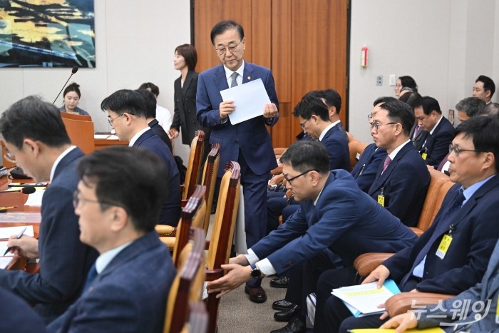 김윤덕 국토교통부 장관이 13일 오전 서울 여의도 국회 국토교통위원회에서 열린 국토교통부·행정중심복합도시건설청·새만금개발청에 대한 2025년도 국정감사에서 업무보고를 마친 뒤 자리로 이동하고 있다. 사진=강민석 기자 kms@newsway.co.kr