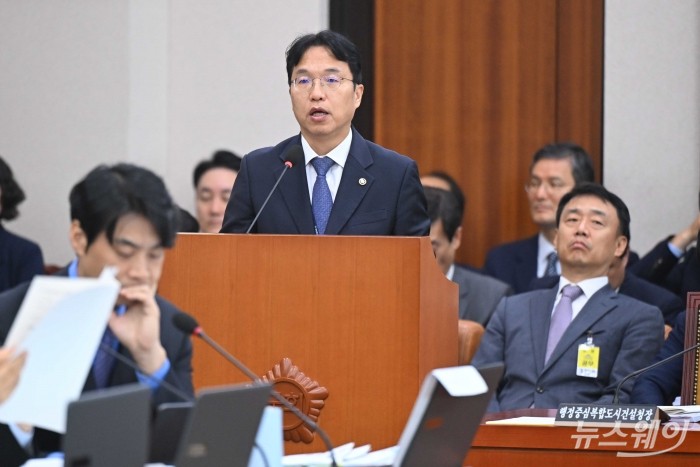 강주엽 행정중심복합도시건설청장이 13일 오전 서울 여의도 국회 국토교통위원회에서 열린 국토교통부·행정중심복합도시건설청·새만금개발청에 대한 2025년도 국정감사에서 업무보고를 하고 있다. 사진=강민석 기자 kms@newsway.co.kr