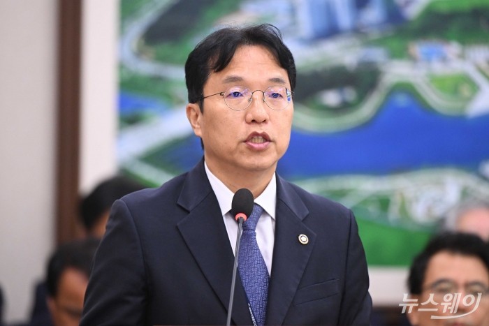강주엽 행정중심복합도시건설청장이 13일 오전 서울 여의도 국회 국토교통위원회에서 열린 국토교통부·행정중심복합도시건설청·새만금개발청에 대한 2025년도 국정감사에서 업무보고를 하고 있다. 사진=강민석 기자 kms@newsway.co.kr
