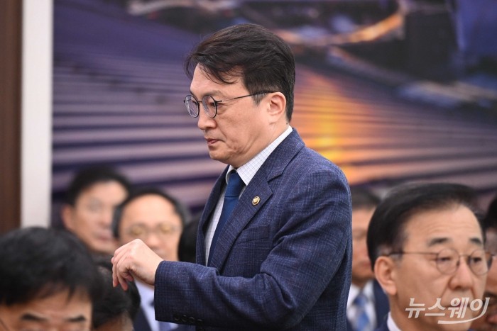 김의겸 새만금개발청장이 13일 오전 서울 여의도 국회 국토교통위원회에서 열린 국토교통부·행정중심복합도시건설청·새만금개발청에 대한 2025년도 국정감사에서 업무보고를 하기 위해 발언대로 이동하고 있다. 사진=강민석 기자 kms@newsway.co.kr