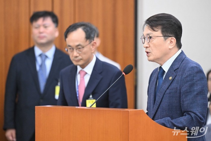 김의겸 새만금개발청장이 13일 오전 서울 여의도 국회 국토교통위원회에서 열린 국토교통부·행정중심복합도시건설청·새만금개발청에 대한 2025년도 국정감사에서 업무보고를 하고 있다. 사진=강민석 기자 kms@newsway.co.kr