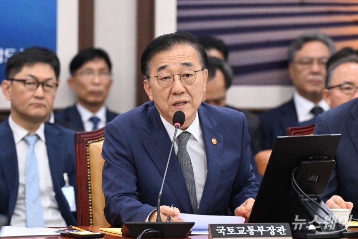 김윤덕 국토교통부 장관이 13일 오후 서울 여의도 국회 국토교통위원회에서 열린 국토교통부·행정중심복합도시건설청·새만금개발청에 대한 2025년도 국정감사에서 의원의 질문에 답변을 하고 있다. 사진=강민석 기자 kms@newsway.co.kr
