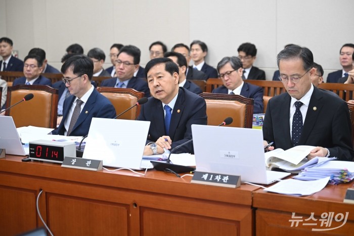 구윤철 경제부총리 겸 기획재정부 장관이 13일 오후 서울 여의도 국회 기획재정위원회에서 열린 기획재정부(경제·재정정책)에 대한 2025년도 국정감사에서 의원의 질문에 답변을 하고 있다. 사진=강민석 기자 kms@newsway.co.kr