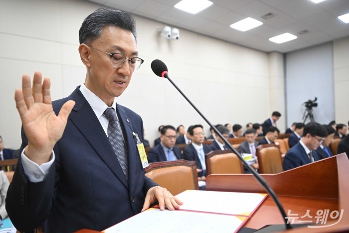 고정욱 롯데지주 사장이 13일 오후 서울 여의도 국회 기획재정위원회에서 열린 기획재정부(경제·재정정책)에 대한 2025년도 국정감사에 증인으로 출석해 증인선서를 하고 있다. 사진=강민석 기자 kms@newsway.co.kr
