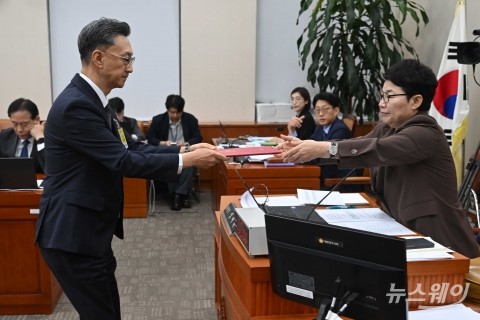 임이자 기재위원장에게 증인선서문 전달하는 고정욱 롯데지주 사장