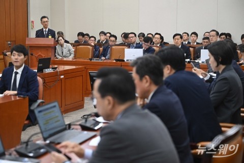 국감 증인 출석한 고정욱 롯데지주 사장