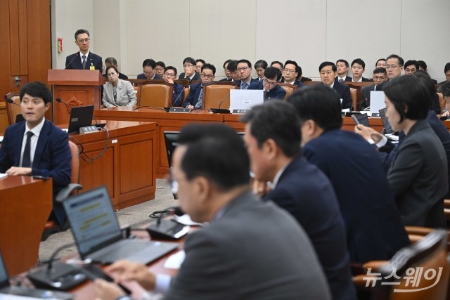 국감 증인 출석한 고정욱 롯데지주 사장