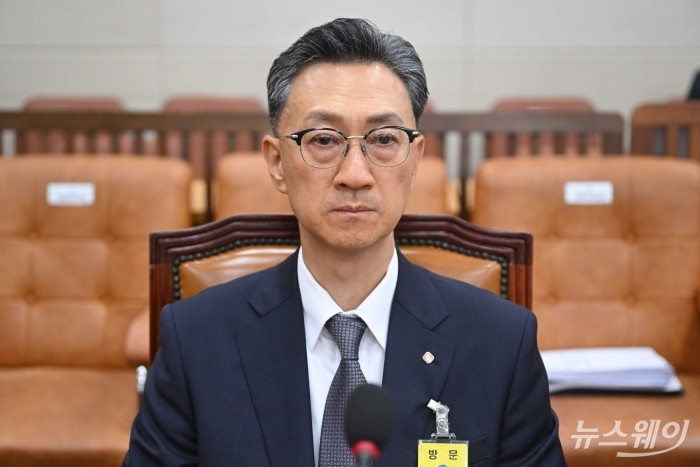 고정욱 롯데지주 사장이 13일 오후 서울 여의도 국회 기획재정위원회에서 열린 기획재정부(경제·재정정책)에 대한 2025년도 국정감사에 증인으로 출석해 자리하고 있다. 사진=강민석 기자 kms@newsway.co.kr