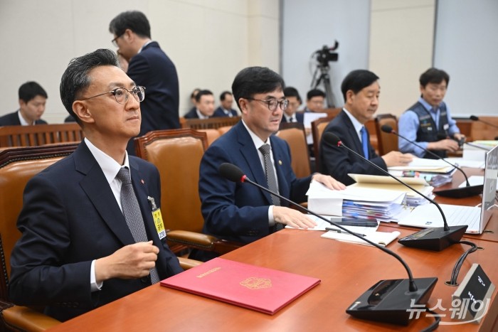 고정욱 롯데지주 사장이 13일 오후 서울 여의도 국회 기획재정위원회에서 열린 기획재정부(경제·재정정책)에 대한 2025년도 국정감사에 증인으로 출석해 자리하고 있다. 사진=강민석 기자 kms@newsway.co.kr