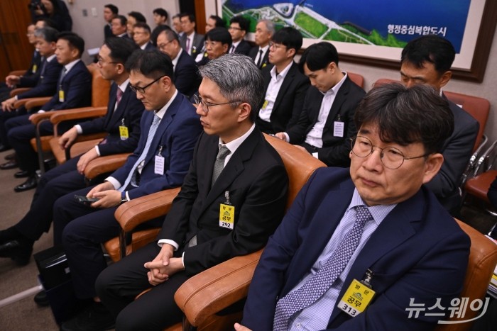 (오른쪽 첫 번째, 두 번째)이상화 동해종합기술공사 부사장과 류긍선 카카오모빌리티 대표가 13일 오후 서울 여의도 국회 국토교통위원회에서 열린 국토교통부·행정중심복합도시건설청·새만금개발청에 대한 2025년도 국정감사에 증인으로 출석해 자리하고 있다. 사진=강민석 기자 kms@newsway.co.kr