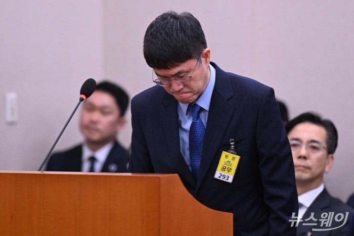 김원철 서희건설 대표이사가 13일 오후 서울 여의도 국회 국토교통위원회에서 열린 국토교통부·행정중심복합도시건설청·새만금개발청에 대한 2025년도 국정감사에 증인으로 출석해 의원의 질문을 경청하기 앞서 허리 숙여 인사하고 있다. 사진=강민석 기자 kms@newsway.co.kr