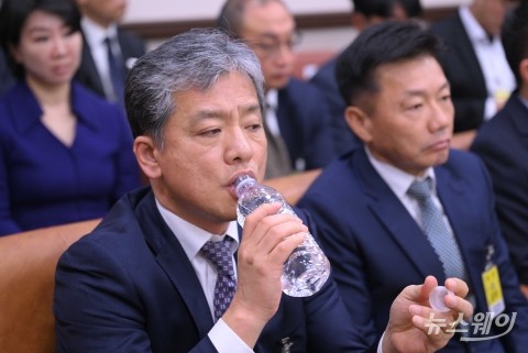 '중대재해' 관련 국감 증인 출석해 물 마시는 주우정 현대엔지니어링 대표
