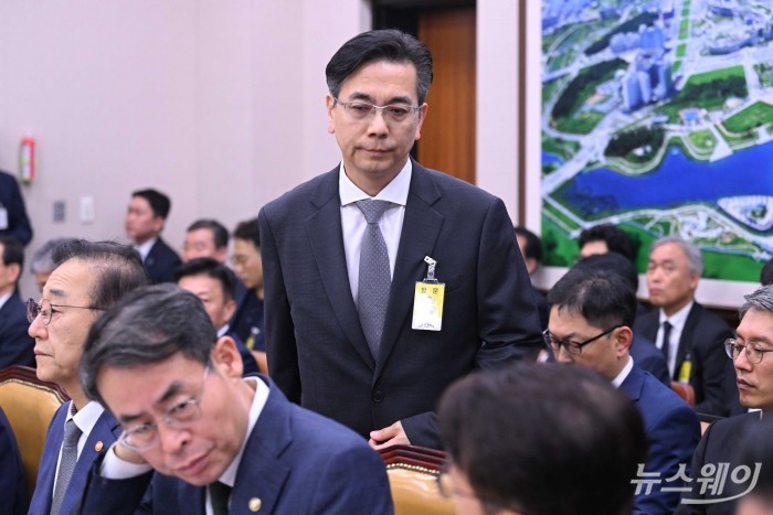 이한우 현대건설 대표이사가 13일 오후 서울 여의도 국회 국토교통위원회에서 열린 국토교통부·행정중심복합도시건설청·새만금개발청에 대한 2025년도 국정감사에 증인으로 출석해 의원 질의를 하기 위해 발언대로 향하고 있다. 사진=강민석 기자 kms@newsway.co.kr