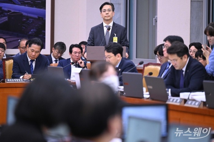 이한우 현대건설 대표이사가 13일 오후 서울 여의도 국회 국토교통위원회에서 열린 국토교통부·행정중심복합도시건설청·새만금개발청에 대한 2025년도 국정감사에 증인으로 출석해 의원의 질문에 답변하고 있다. 사진=강민석 기자 kms@newsway.co.kr