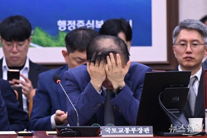 (가운데)김윤덕 국토교통부 장관이 13일 오후 서울 여의도 국회 국토교통위원회에서 열린 국토교통부·행정중심복합도시건설청·새만금개발청에 대한 2025년도 국정감사에 출석해 고개를 푹 숙이며 두 손으로 얼굴 가리고 있다. 사진=강민석 기자 kms@newsway.co.kr