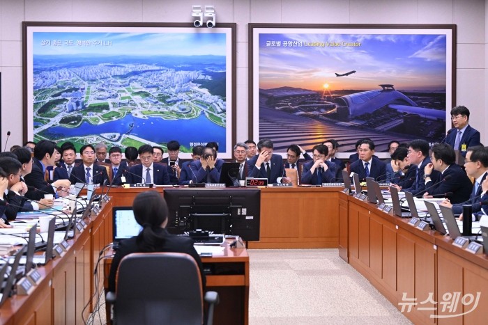 (왼쪽 첫 번째)이상화 동해종합기술공사 부사장이 13일 오후 서울 여의도 국회 국토교통위원회에서 열린 국토교통부·행정중심복합도시건설청·새만금개발청에 대한 2025년도 국정감사에 증인으로 출석해 의원의 질문에 답변을 하던 중 (가운데)김윤덕 국토교통부 장관이 고개를 푹 숙이며 두 손으로 얼굴 가리고 있다. 사진=강민석 기자 kms@newsway.co.kr