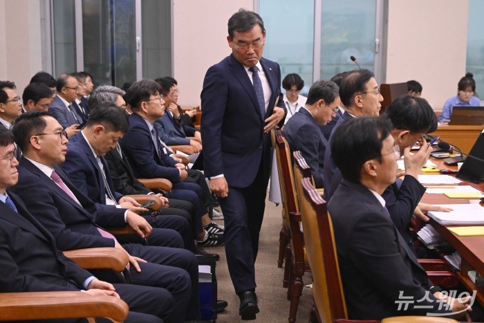 김보현 대우건설 대표이사가 13일 오후 서울 여의도 국회 국토교통위원회에서 열린 국토교통부·행정중심복합도시건설청·새만금개발청에 대한 2025년도 국정감사에 증인으로 출석해 의원의 질문을 마친 뒤 자리로 향하고 있다. 사진=강민석 기자 kms@newsway.co.kr