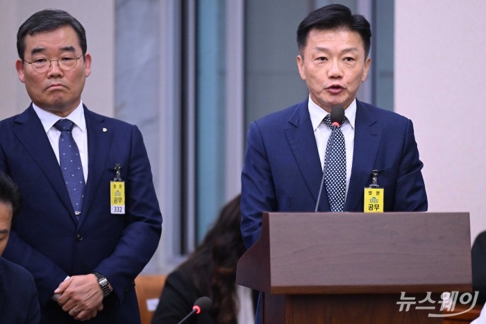 송치영 포스코이앤씨 사장이 13일 오후 서울 여의도 국회 국토교통위원회에서 열린 국토교통부·행정중심복합도시건설청·새만금개발청에 대한 2025년도 국정감사에 증인으로 출석해 의원의 질문에 답변을 하고 있다. (왼쪽)김보현 대우건설 대표이사. 사진=강민석 기자 kms@newsway.co.kr