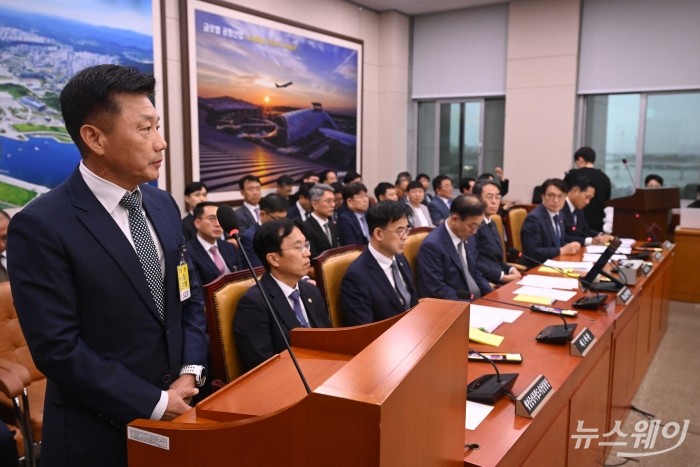 송치영 포스코이앤씨 사장이 13일 오후 서울 여의도 국회 국토교통위원회에서 열린 국토교통부·행정중심복합도시건설청·새만금개발청에 대한 2025년도 국정감사에 증인으로 출석해 의원의 질문을 경청하고 있다. 사진=강민석 기자 kms@newsway.co.kr