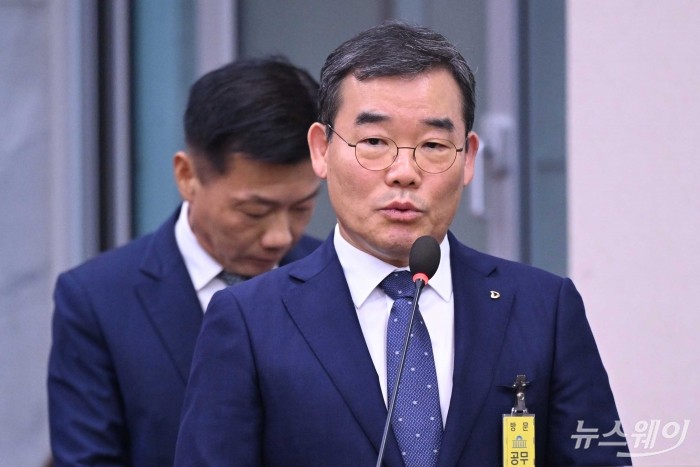 김보현 대우건설 대표이사가 13일 오후 서울 여의도 국회 국토교통위원회에서 열린 국토교통부·행정중심복합도시건설청·새만금개발청에 대한 2025년도 국정감사에 증인으로 출석해 의원의 질문에 답변을 하고 있다. (뒷)송치영 포스코이앤씨 사장. 사진=강민석 기자 kms@newsway.co.kr