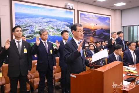국감 증인선서 하는 한만희·이한우·주우정·송치영·류긍선·이상화·김보현
