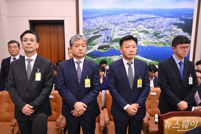 (왼쪽부터)이한우 현대건설 대표이사, 주우정 현대엔지니어링 대표이사, 송치영 포스코이앤씨 사장, 김원철 서희건설 대표이사와 (뒷 왼쪽 첫 번째)김보현 대우건설 대표이사가 13일 오후 서울 여의도 국회 국토교통위원회에서 열린 국토교통부·행정중심복합도시건설청·새만금개발청에 대한 2025년도 국정감사에 증인으로 출석해 증인선서를 마친 뒤 잠시 자리에 서 있다. 사진=강민석 기자 kms@newsway.co.kr