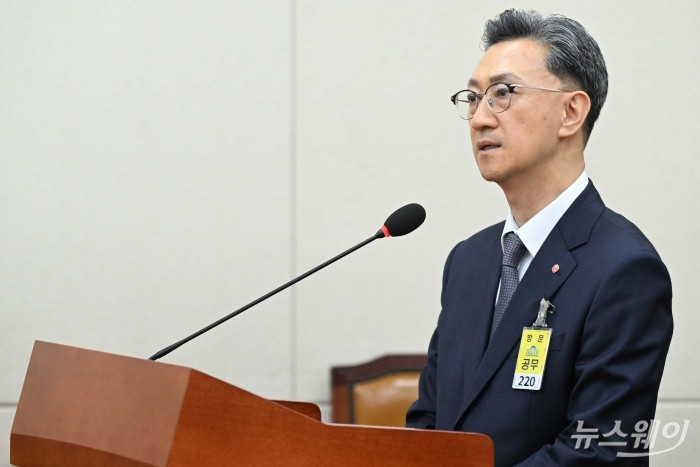 고정욱 롯데지주 사장이 13일 오후 서울 여의도 국회 기획재정위원회에서 열린 기획재정부(경제·재정정책)에 대한 2025년도 국정감사에 증인으로 출석해 의원의 질문에 답변을 하고 있다. 사진=강민석 기자 kms@newsway.co.kr