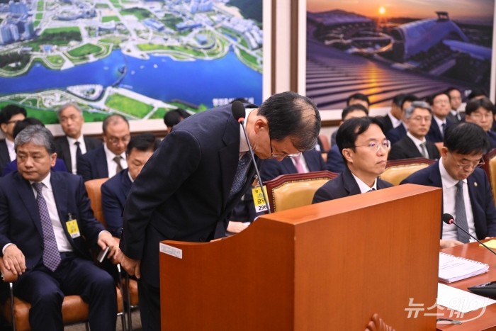 한만희 해외건설협회장이 13일 오후 서울 여의도 국회 국토교통위원회에서 열린 국토교통부·행정중심복합도시건설청·새만금개발청에 대한 2025년도 국정감사에 증인으로 출석해 증인선서를 하기 앞서 허리 숙여 인사하고 있다. 사진=강민석 기자 kms@newsway.co.kr