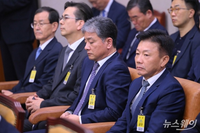 (왼쪽부터)한만희 해외건설협회장, 이한우 현대건설 대표이사, 주우정 현대엔지니어링 대표이사, 송치영 포스코이앤씨 사장이 13일 오후 서울 여의도 국회 국토교통위원회에서 열린 국토교통부·행정중심복합도시건설청·새만금개발청에 대한 2025년도 국정감사에 증인으로 출석해 자리하고 있다. 사진=강민석 기자 kms@newsway.co.kr