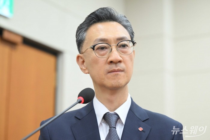 고정욱 롯데지주 사장이 13일 오후 서울 여의도 국회 기획재정위원회에서 열린 기획재정부(경제·재정정책)에 대한 2025년도 국정감사에 증인으로 출석해 의원의 질문을 경청하고 있다. 사진=강민석 기자 kms@newsway.co.kr