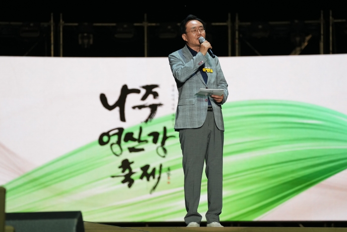 윤병태 시장이 축제 폐막식에서 시민과 나주를 찾은 관광객들에게 감사를 표하며 인사말을 하고 있다.