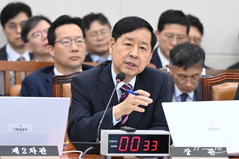 질의 답변하는 구윤철 부총리
