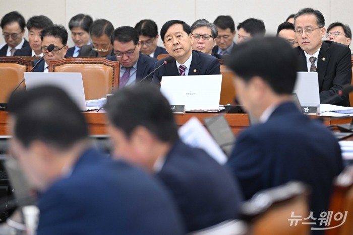 구윤철 부총리 겸 기획재정부 장관이 14일 오전 서울 여의도 국회 기획재정위원회에서 열린 기획재정부 '조세정책'에 대한 2025년도 국정감사에서 의원의 질문을 경청하고 있다. 사진=강민석 기자 kms@newsway.co.kr