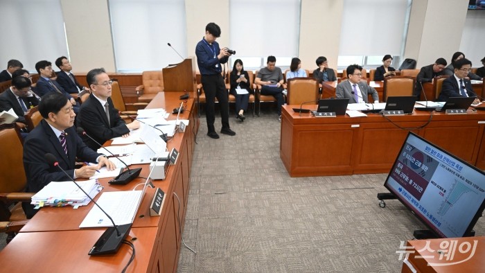 (왼쪽)구윤철 부총리 겸 기획재정부 장관과 이형일 기획재정부 1차관이 14일 오전 서울 여의도 국회 기획재정위원회에서 열린 기획재정부 '조세정책'에 대한 2025년도 국정감사에서 '말만 앞선 밀 전략산업 육성' 자료를 시청하고 있다. 사진=강민석 기자 kms@newsway.co.kr