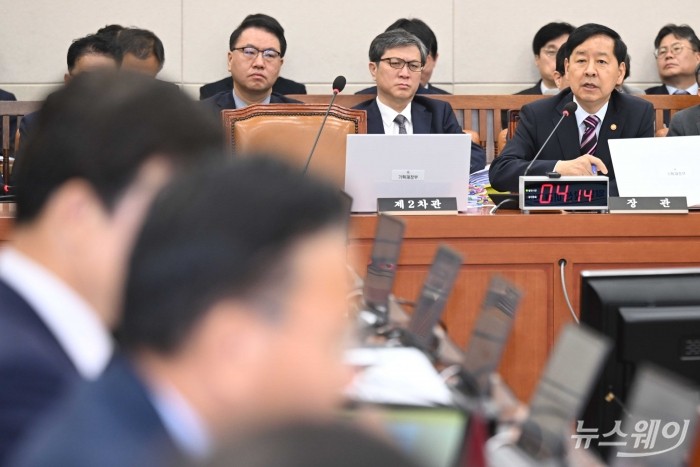 구윤철 부총리 겸 기획재정부 장관이 14일 오전 서울 여의도 국회 기획재정위원회에서 열린 기획재정부 '조세정책'에 대한 2025년도 국정감사에서 의원의 질문에 답변을 하고 있다. 사진=강민석 기자 kms@newsway.co.kr