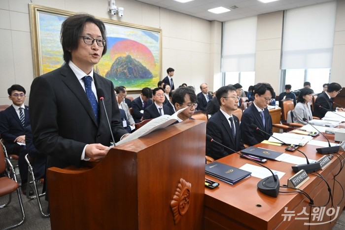 주병기 공정거래위원장이 14일 오전 서울 여의도 국회 정무위원회에서 열린 공정거래위원회-개인정보보호위원회-소비자원 등에 대한 2025년도 국정감사에서 인사말을 하고 있다. 사진=강민석 기자 kms@newsway.co.kr