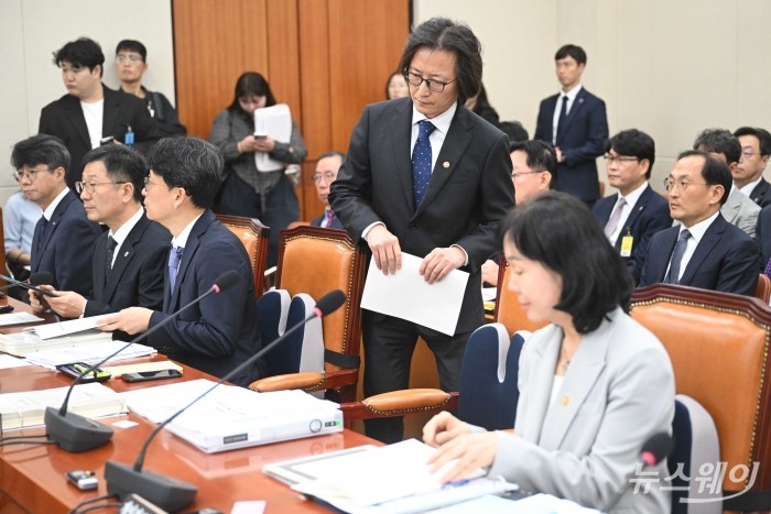 주병기 공정거래위원장이 14일 오전 서울 여의도 국회 정무위원회에서 열린 공정거래위원회-개인정보보호위원회-소비자원 등에 대한 2025년도 국정감사에서 업무보고를 마친 뒤 자리로 이동하고 있다. 사진=강민석 기자 kms@newsway.co.kr