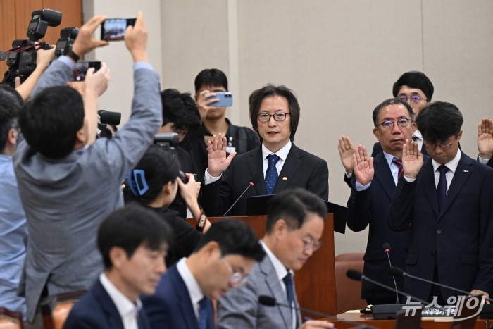 주병기 공정거래위원장이 14일 오전 서울 여의도 국회 정무위원회에서 열린 공정거래위원회-개인정보보호위원회-소비자원 등에 대한 2025년도 국정감사에서 증인선서를 하고 있다. 사진=강민석 기자 kms@newsway.co.kr