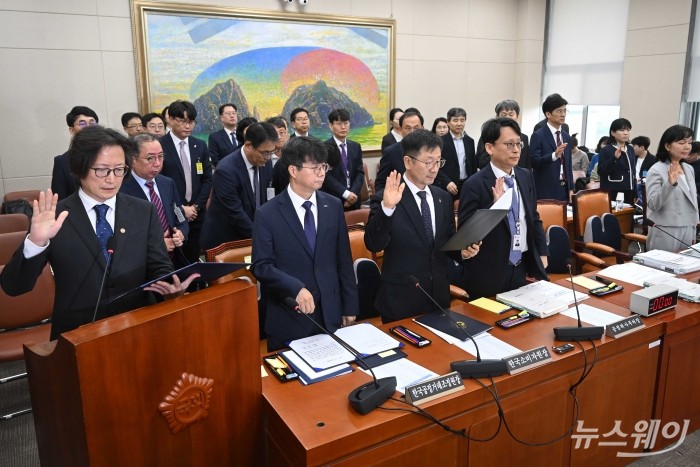 주병기 공정거래위원장이 14일 오전 서울 여의도 국회 정무위원회에서 열린 공정거래위원회-개인정보보호위원회-소비자원 등에 대한 2025년도 국정감사에서 증인선서를 하고 있다. 사진=강민석 기자 kms@newsway.co.kr